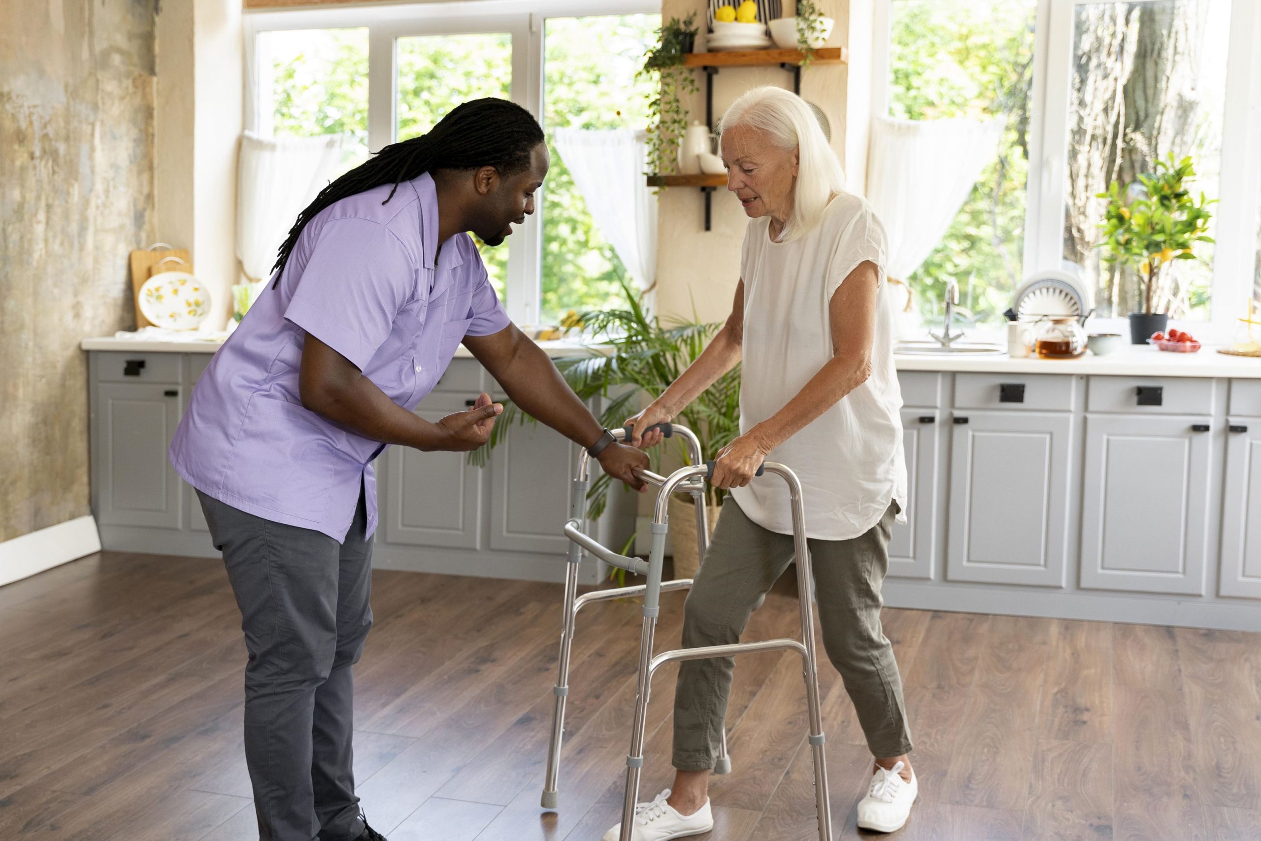 La photo male-social-worker-taking-care-of-an-old-woman.jpg a été réduite de 50.17 % le Lundi 19 Juillet 2021 à 18:07 par Photo Réducteur v4.12 à télécharger sur https://www.emjysoft.com/